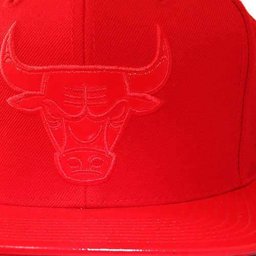 red chicago bulls snapback